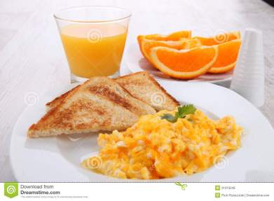 breakfast-scrambled-eggs-toasts-juice-table-31313346